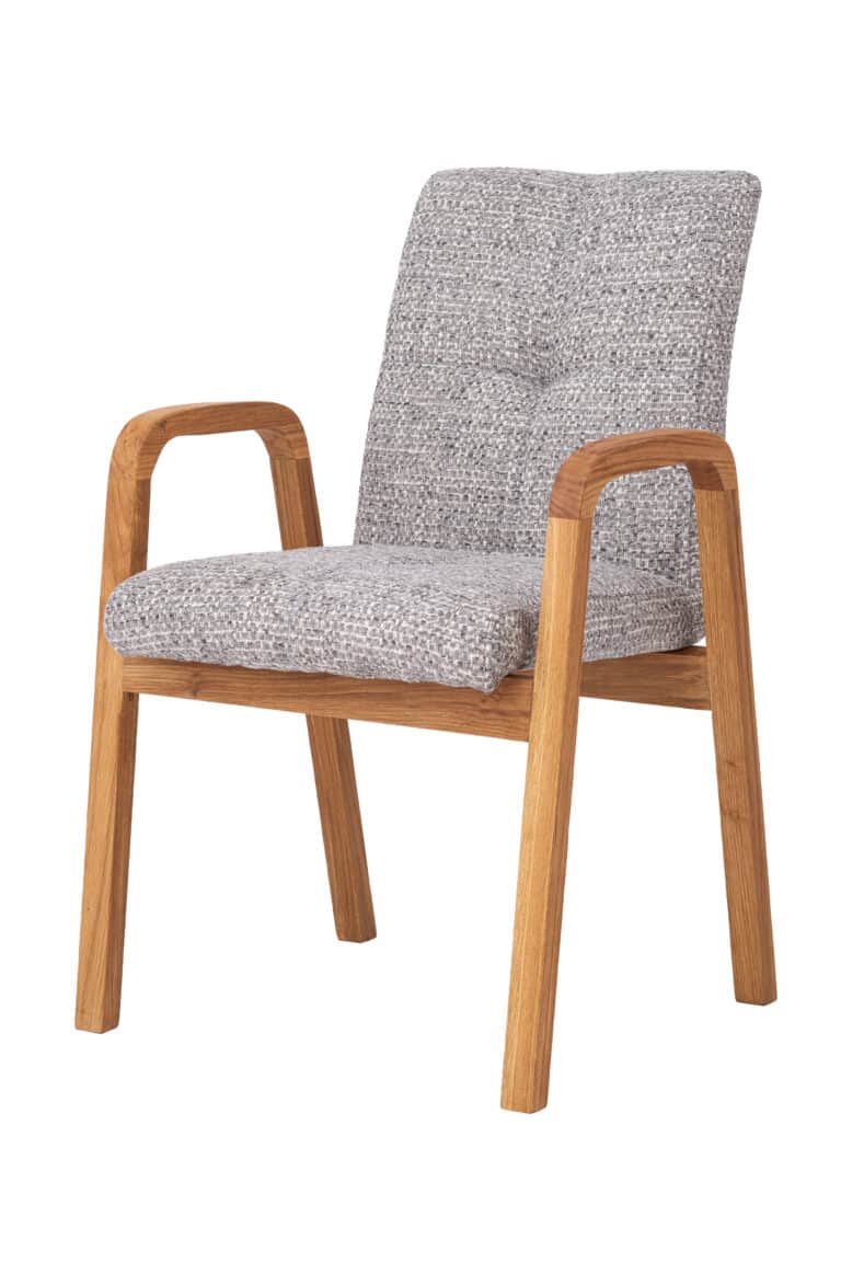 Dubová stolička Orion v sivom prevedení spája pevnosť masívneho dubu s elegantným čalúnením, ktoré dodáva interiéru príjemnú a prirodzenú atmosféru. Premyslene tvarovaný sedák a operadlo spolu so stabilnou konštrukciou poskytujú vysoký komfort aj istotu pri každodennom sedení. Vďaka svojmu nadčasovému vzhľadu sa stolička Orion harmonicky začlení ako do moderných, tak aj tradične ladených priestorov