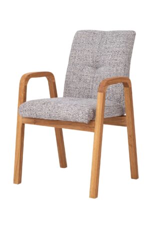 Dubová stolička Orion v sivom prevedení spája pevnosť masívneho dubu s elegantným čalúnením, ktoré dodáva interiéru príjemnú a prirodzenú atmosféru. Premyslene tvarovaný sedák a operadlo spolu so stabilnou konštrukciou poskytujú vysoký komfort aj istotu pri každodennom sedení. Vďaka svojmu nadčasovému vzhľadu sa stolička Orion harmonicky začlení ako do moderných, tak aj tradične ladených priestorov