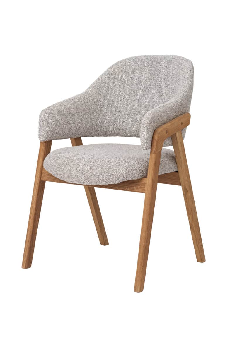 Kresielko Clara spája kvalitný dubový masív s výrazne štruktúrovaným textilným poťahom v odtieňoch svetlosivej, doplneným jemnou antracitovou niťou. Tkaná textúra s jemnými tónmi vytvára elegantnú a upokojujúcu atmosféru. Doprajte si komfortné a štýlové sedenie, ktoré premení každý priestor na miesto, kam sa budete radi vracať.