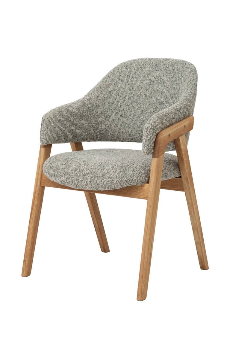 Kresielko Clara spája poctivý dubový masív s jedinečným textilným poťahom inšpirovaným prírodou. Jemné zelené akcenty v kombinácii s béžovými odtieňmi vytvárajú hrejivú a pokojnú atmosféru. Doprajte si štýlový komfort, ktorý premení každý priestor na miesto, kam sa budete radi vracať.