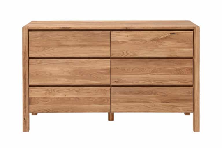 Elegantná komoda Sofi 6Z z masívneho dubového dreva v sebe spája nadčasový dizajn s praktickosťou. Šesť priestranných zásuviek s mäkkým zatváraním ponúka dostatok úložného priestoru, zatiaľ čo prírodná olejová povrchová úprava zvýrazňuje krásu dubového dreva.