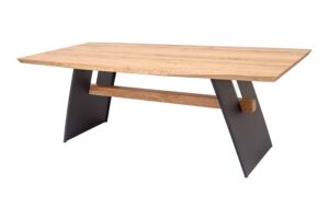 Drevený stôl Oskar z masívneho duba zaujme výraznou kresbou dreva a originálne tvarovanou doskou, ktorá podčiarkuje jeho prírodný vzhľad. Stabilné kovové podnože dodávajú stolu moderný industriálny charakter a pevnosť. Povrch ošetrený olejom s voskom chráni drevo a zároveň necháva vyniknúť jeho prirodzenú krásu.