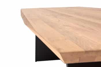 Drevený stôl Oskar z masívneho duba zaujme výraznou kresbou dreva a originálne tvarovanou doskou, ktorá podčiarkuje jeho prírodný vzhľad. Stabilné kovové podnože dodávajú stolu moderný industriálny charakter a pevnosť. Povrch ošetrený olejom s voskom chráni drevo a zároveň necháva vyniknúť jeho prirodzenú krásu.