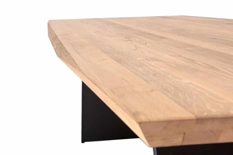 Drevený stôl Oskar z masívneho duba zaujme výraznou kresbou dreva a originálne tvarovanou doskou, ktorá podčiarkuje jeho prírodný vzhľad. Stabilné kovové podnože dodávajú stolu moderný industriálny charakter a pevnosť. Povrch ošetrený olejom s voskom chráni drevo a zároveň necháva vyniknúť jeho prirodzenú krásu.