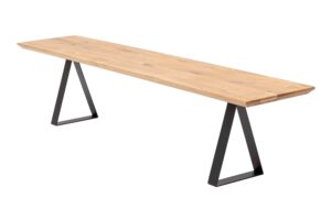 Dubová lavica Delta spája poctivý masív s moderným industriálnym dizajnom. Prirodzená kresba duba krásne vyniká v kontraste s čiernymi kovovými nohami v tvare trojuholníka. Minimalistická, pevná a nadčasová – ideálny doplnok k stolu Delta aj do moderného interiéru.