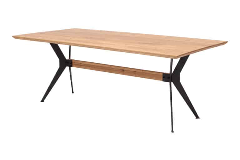 Jedálenský stôl Delta je spojenie poctivého masívneho dubu a výraznej kovovej podnože v tvare X. Prirodzená kresba dreva, jemne skosené hrany a povrchová úprava olejom s voskom podčiarkujú jeho autentický charakter. Stabilná konštrukcia a nadčasový industriálny dizajn z neho robia dominantný prvok každej jedálne.
