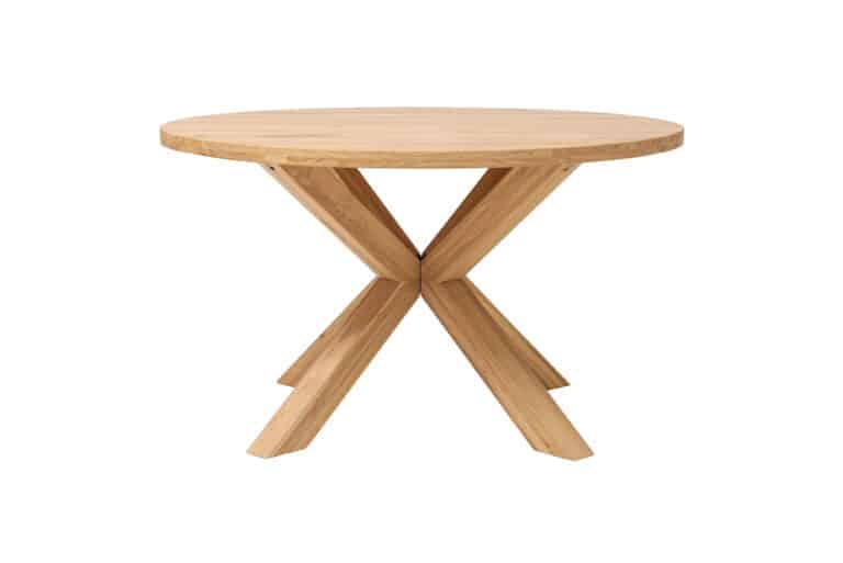 Okrúhly dubový stôl Olin je vyrobený zo 100% masívneho dubu a ošetrený prírodným olejom s voskom pre dlhú životnosť a jednoduchú údržbu. Vďaka originálnej podnoži a pevnému vyhotoveniu je ideálny do moderných aj rustikálnych interiérov. Tento stôl vnesie do vášho domova eleganciu, komfort a prirodzenú atmosféru.