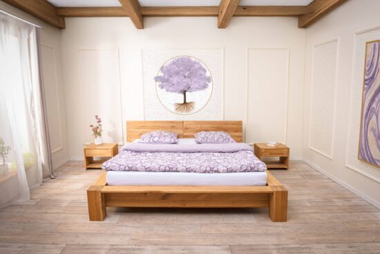 Masívna dubová posteľ Lucia spája poctivú remeselnú prácu s nadčasovým dizajnom. Robustná konštrukcia a výrazný rám vytvárajú stabilný a elegantný základ pre kvalitný spánok. Vďaka nastaviteľnému uloženiu roštu sa ľahko prispôsobí Vašim potrebám.