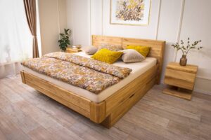 Łóżko dębowe Veronica to ponadczasowy mebel o solidnej konstrukcji, eleganckim zagłówku i praktycznych szufladach. Styl, jakość i funkcjonalność w doskonałej równowadze.