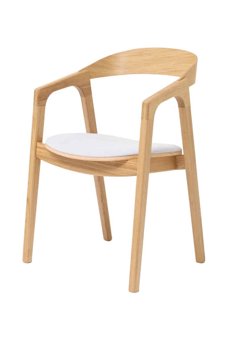 Stolička s podrúčkami Brando spája elegantný dizajn, prírodnú krásu masívneho duba a dokonalé pohodlie. Vďaka bielej tkanine s jemnou štruktúrou pôsobí útulne, moderne a luxusne zároveň. Ideálna voľba pre tých, ktorí chcú do svojho interiéru vniesť nadčasový štýl a teplo domova.