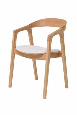 Židle s područkami Brando spojuje elegantní design, přírodní krásu masivního dubu a dokonalé pohodlí. Díky bílé tkanině s jemnou strukturou působí útulně, moderně a luxusně zároveň. Ideální volba pro ty, kteří chtějí do svého interiéru vnést nadčasový styl a teplo domova.