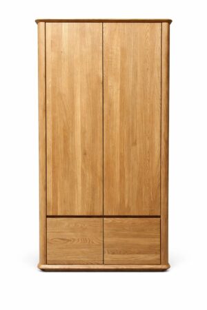 Dubová skriňa Celin spája krásu prírodného masívneho dreva s moderným minimalistickým dizajnom. Precízne spracovanie, bezúchytkové otváranie a premyslené vnútorné usporiadanie zaisťujú nielen elegantný vzhľad, ale aj maximálnu praktickosť pri každodennom používaní.