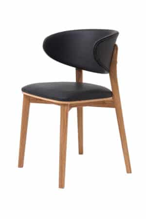 Dubová stolička Suny vyniká elegantným spojením masívneho dreva a čiernej talianskej kože. Moderné tvarovanie opierky a precízne spracovanie prinášajú štýl, pohodlie aj nádych luxusu do každého interiéru.