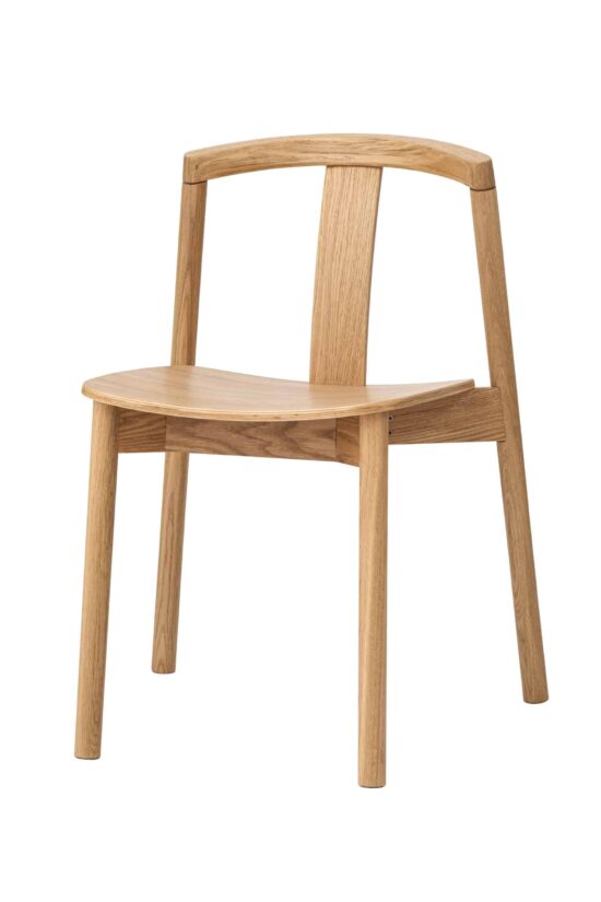 Dubová stolička Tone spája nadčasový minimalistický design s poctivým remeslom a krásou masívneho duba. Ľahké, elegantné línie dopĺňa pevná konštrukcia a pohodlné tvarovanie pre každodenné sedenie. Prirodzená kresba dreva a olejovaný povrch robia zo stoličky Tone štýlový kúsok, ktorý zapadne do interiéru a napriek tomu vynikne.