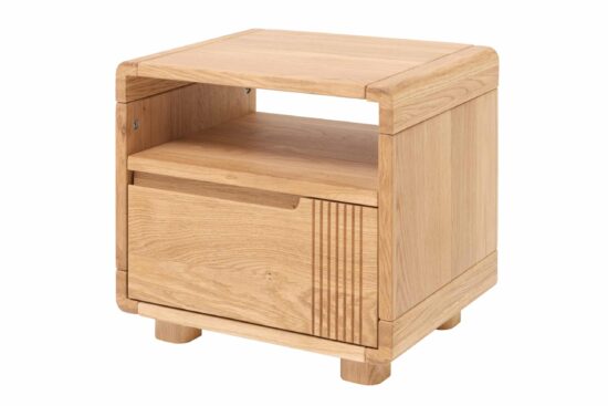 Dubový nočný stolík Luise spája silu masívu s jemným dizajnom. Oblé hrany, decentné drážkovanie a prirodzená kresba dubu vytvárajú nadčasový kúsok, ktorý zútulní každú spálňu. Otvorená polica a zásuvka so systémom Soft Close zaistia praktický komfort každý deň. Nadčasová voľba pre tých, ktorí ocenia kvalitu aj estetiku.