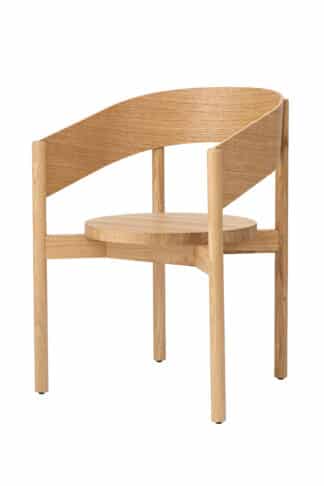Stolička Orbit vyniká precíznym spracovaním z masívneho dubového dreva. Jemne tvarovaná opierka z dubovej dýhy dodáva konštrukcii ľahkosť a vizuálnu rovnováhu. Vďaka svojmu čistému, premyslenému dizajnu sa prirodzene hodí do moderných aj nadčasových interiérov.