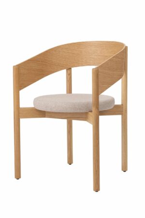 Židle Orbit v béžovém provedení kombinuje masivní dubové dřevo s pohodlným béžovým polstrovaným sedákem a vytváří elegantní, klidný celek. Neutrální barva a čistý design z ní dělají univerzální kousek pro moderní i nadčasové interiéry. Ideální volba pro ty, kteří hledají styl, pohodlí a přirozenou eleganci v jednom.