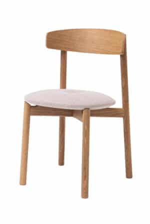 Jedálenská stolička Emma v sebe spája eleganciu prírodného dubového dreva a jemné béžové čalúnenie. Nadčasový dizajn s oblou opierkou a pohodlným polstrovaným sedadlom prináša štýl aj komfort do každého interiéru.