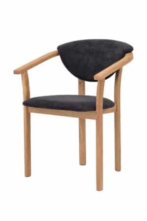 Elegantná drevená stolička Alexis z masívneho dubu v kombinácii s čiernym čalúnením prináša pohodlie, kvalitu a nadčasový dizajn. Čierny poťah pôsobí sofistikovane a moderne, zároveň dodáva interiéru výrazný a elegantný charakter. Ergonomický tvar a praktické opierky zaisťujú maximálny komfort pri každodennom sedení. Alexis sa ľahko stane štýlovým doplnkom jedálne, pracovne aj obývacieho priestoru.