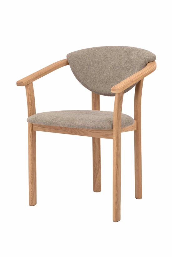 Elegantná drevená stolička Alexis z masívneho dubu v kombinácii s hnedým čalúnením prináša pohodlie, kvalitu a nadčasový design. Hnedý poťah pôsobí hrejivo a útulne, zároveň dodáva interiéru elegantný a prirodzený charakter. Ergonomický tvar a praktické opierky zaisťujú maximálny komfort pri každodennom sedení. Alexis sa ľahko stane štýlovým doplnkom jedálne, pracovne aj obývacieho priestoru.