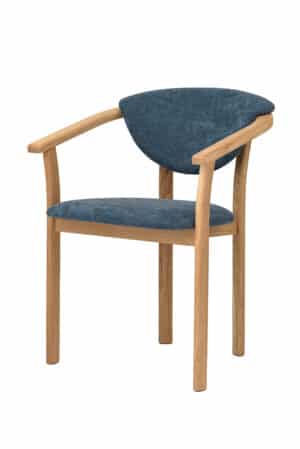 Elegantná drevená stolička Alexis z masívneho dubu s modrým čalúnením ponúka pohodlie, stabilitu a nadčasový dizajn na každodenné použitie. Ergonomický tvar a praktické opierky zaisťujú maximálny komfort pri každodennom sedení. Alexis sa ľahko stane štýlovým doplnkom jedálne, pracovne aj obývacieho priestoru.
