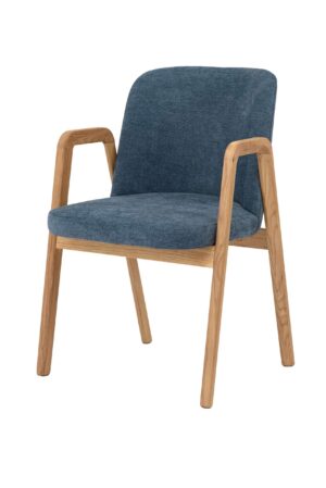 Dubová stolička Chill sa hodí nielen k jedálenskému stolu, ale aj do pracovne, kancelárie alebo štýlového komerčného priestoru. Masívne dubové drevo zaručí dlhú životnosť, kvalitné modré čalúnenie príjemné posedenie a opierky ešte väčší komfort pri vstávaní aj sedení.
