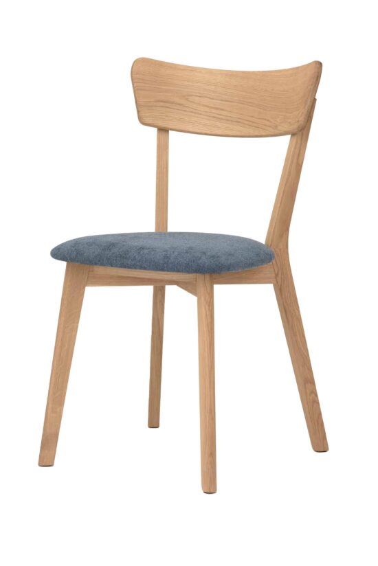 Dubová stolička Diana v sebe spája elegantný design, pohodlie a poctivé spracovanie z masívneho duba. Mäkko polstrovaný sedák v modrej látke dodá vášmu interiéru štýl a zaistí komfort pri každodennom stolovaní. Ideálna voľba pre útulný domov, kde oceníte kvalitu aj nadčasový vzhľad.