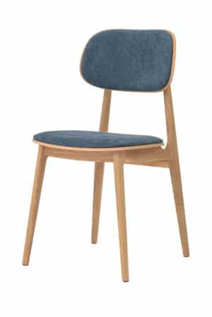 Jedálenská stolička Verde v modrom prevedení vyniká čistými líniami, kvalitným dubovým masívom a elegantným modrým polstrovaním. Ergonomické tvarovanie zaisťuje pohodlie aj pri dlhšom sedení, zatiaľ čo pokojný a nadčasový dizajn dodá interiéru harmóniu a štýl. Ideálna voľba pre domov aj moderné gastro priestory.