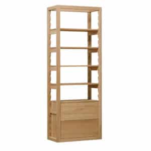 Masívna dubová knižnica Funny zaujme svojím minimalistickým dizajnom bez úchytiek a prirodzeným vzhľadom olejovaného dreva. Otvorený policový priestor ponúka možnosť nastavenia výšky jednotlivých políc, takže si ho ľahko prispôsobíte podľa svojich potrieb. Praktické zásuvky so systémom Tip-on potom zaisťujú pohodlné používanie aj nenápadné uloženie vecí.