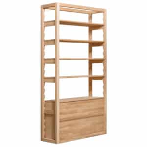 Masívna dubová knižnica Funny 3 zaujme čistým minimalistickým dizajnom bez úchytiek aj prirodzenou krásou olejovaného dreva. Otvorený policový priestor umožňuje nastavenie výšky jednotlivých políc, takže si ho ľahko prispôsobíte svojim potrebám. Praktické zásuvky so systémom Tip-on potom zaisťujú komfortné používanie a zároveň nenápadné uloženie vašich vecí.