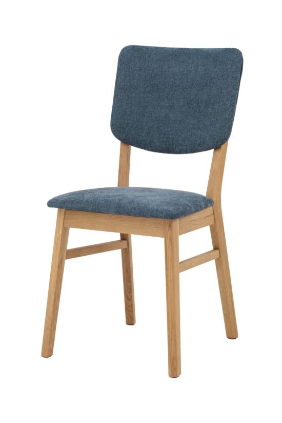 Stolička Tallin spája prirodzenú krásu masívneho dubu s elegantným modrým čalúnením, ktoré pôsobí pokojne a zároveň dodáva interiéru moderný nádych. Ergonomicky tvarované operadlo spolu s príjemným polstrovaním zaisťujú pohodlie aj pri dlhšom sedení. Vďaka nadčasovému dizajnu a kvalitnému spracovaniu sa skvele hodí tak na každodenné stolovanie, ako aj na slávnostnejšie chvíle.