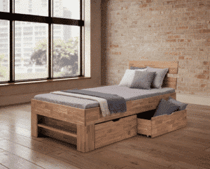 Dubová posteľ Sofi Kubus z masívneho dreva v vyhotovení cink zaujme moderným prírodným vzhľadom, vysokou odolnosťou a dlhou životnosťou. Precízne spracovanie spolu so stabilnou konštrukciou poskytujú maximálne pohodlie a kvalitné zázemie pre pokojný spánok po mnoho rokov. Pre ešte väčšiu praktickosť je možné posteľ doplniť o zásuvky, ktoré ponúknu pohodlný úložný priestor.