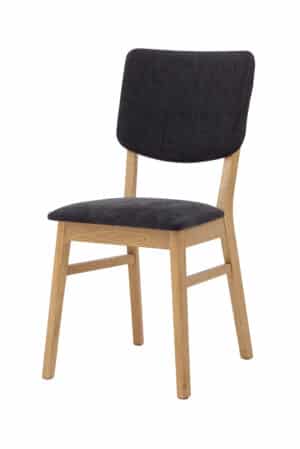 Stolička Tallin v sebe spája prírodnú krásu masívneho dubu a elegantné čierne čalúnenie, ktoré dodá interiéru moderný, nadčasový a sofistikovaný vzhled. Ergonomicky tvarované operadlo spolu s mäkkým polstrovaním poskytujú maximálne pohodlie pri každom posedení. Kvalitná čierna látka pôsobí štýlovo, je príjemná na dotyk a zároveň odolná voči každodennému používaniu.