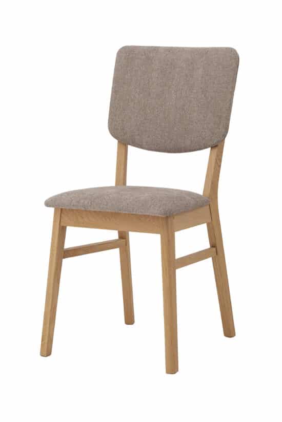 Stolička Tallin v sebe spája prírodnú krásu masívneho dubu a elegantné hnedé čalúnenie, ktoré dodá interiéru útulný, nadčasový a vkusný vzhled. Ergonomicky tvarované operadlo spolu s mäkkým polstrovaním poskytujú maximálne pohodlie pri každom posedení. Kvalitná hnedá látka pôsobí elegantne, je príjemná na dotyk a zároveň odolná voči každodennému používaniu.