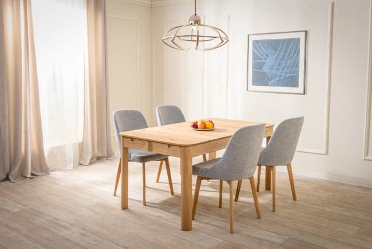 Dubový jedálenský set Luise – Milis sivá látka prináša dokonalé spojenie prírodnej elegancie, kvalitného masívneho dubu a pohodlného sedenia. Rozkladací stôl Luise ponúka dostatok priestoru na každodenné stolovanie aj väčšie rodinné stretnutia, zatiaľ čo čalúnené stoličky Milis v modernej sivej látke zaistia maximálny komfort.