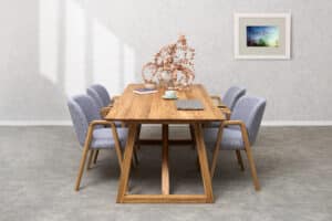 Dubový jedálenský set Nordic – Chill sivá látka spája poctivý masívny dub, moderný dizajn a výnimočné pohodlie. Elegantný stôl Nordic s výraznou dubovou kresbou dopĺňajú komfortné stoličky Chill s opierkami a sivým čalúnením. Nadčasová jedálenská zostava, ktorá vnesie do vášho domova štýl, kvalitu a príjemnú atmosféru pre každodenné stolovanie
