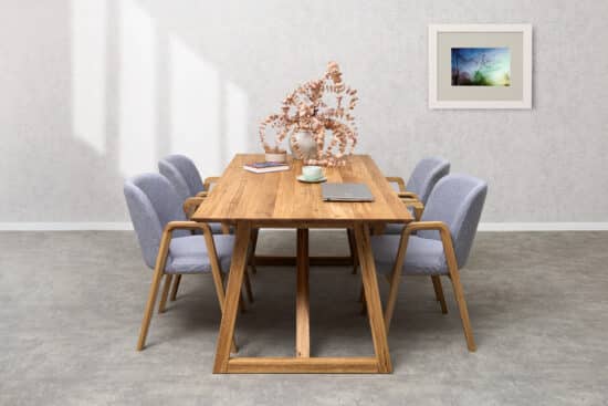 Dubový jedálenský set Nordic – Chill sivá látka spája poctivý masívny dub, moderný dizajn a výnimočné pohodlie. Elegantný stôl Nordic s výraznou dubovou kresbou dopĺňajú komfortné stoličky Chill s opierkami a sivým čalúnením. Nadčasová jedálenská zostava, ktorá vnesie do vášho domova štýl, kvalitu a príjemnú atmosféru pre každodenné stolovanie
