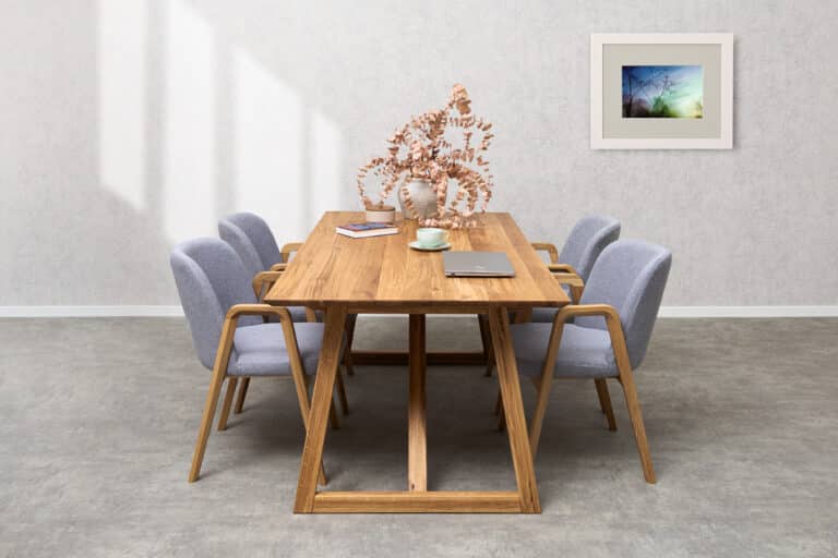 Dubový jedálenský set Nordic – Chill sivá látka spája poctivý masívny dub, moderný dizajn a výnimočné pohodlie. Elegantný stôl Nordic s výraznou dubovou kresbou dopĺňajú komfortné stoličky Chill s opierkami a sivým čalúnením. Nadčasová jedálenská zostava, ktorá vnesie do vášho domova štýl, kvalitu a príjemnú atmosféru pre každodenné stolovanie
