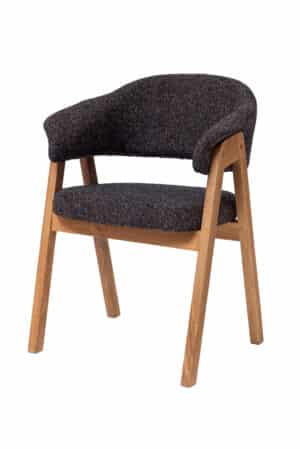 Dubové kresielko Mona s čiernym polstrovaním spája masívne dubové drevo, elegantné čierne čalúnenie a maximálne pohodlie. Tvarovaný sedák, pohodlné podrúčky a kvalitné spracovanie zaisťujú komfort pri každodennom používaní. Nadčasová kombinácia duba a čiernej farby skvele doplní moderné aj klasické interiéry.