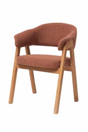 Dubové kresielko Mona s hnedým polstrovaním spája masívne dubové drevo, elegantné hnedé čalúnenie a vysoký komfort pri sedení. Ergonomicky tvarovaný sedák, pohodlné opierky a kvalitné spracovanie zaisťujú maximálne pohodlie pri každodennom používaní. Teplý hnedý odtieň dodá interiéru útulnú atmosféru a nadčasový štýl.