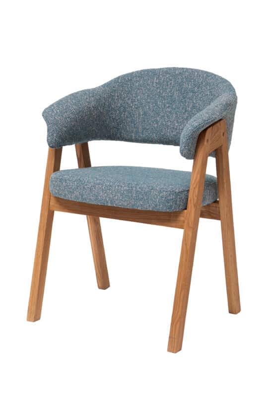 Dubové kresielko Mona s modrým polstrovaním spája krásu masívneho dubového dreva s elegantným modrým čalúnením. Tvarovaný sedák, pohodlné opierky a kvalitné spracovanie zaisťujú maximálny komfort pri každodennom používaní.