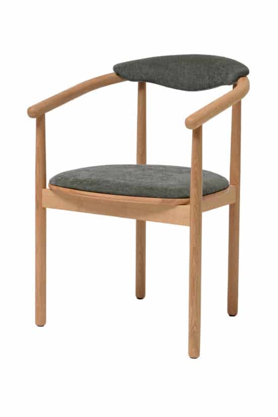 Dubová stolička Lord predstavuje dokonalú súhru organických tvarov, kvalitných materiálov a moderného dizajnu. Elegantné krivky opierok na ruky, prírodný dub a decentná sivozelená látka spoločne vytvárajú stoličku, ktorá zaujme vzhľadom a zároveň ponúkne príjemné každodenné sedenie