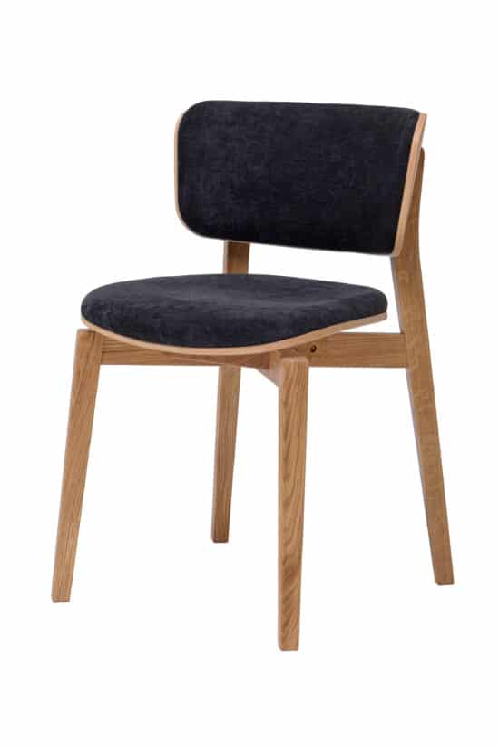 Dubová jedálenská stolička Kodama spája krásu masívneho dubového dreva s elegantným čiernym čalúnením. Originálne tvarovanie, pohodlné polstrovanie a pevná konštrukcia vytvárajú štýlovú stoličku s moderným a nadčasovým vzhľadom.