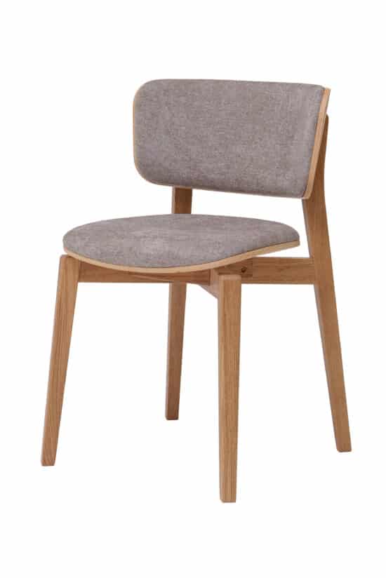 Dubová jedálenská stolička Kodama spája krásu masívneho dubového dreva s elegantným čalúnením vo svetlohnedom odtieni. Originálne tvarovanie, pohodlné polstrovanie a pevná konštrukcia vytvárajú štýlovú stoličku, ktorá vnesie do jedálne príjemnú atmosféru a nadčasový vzhľad.
