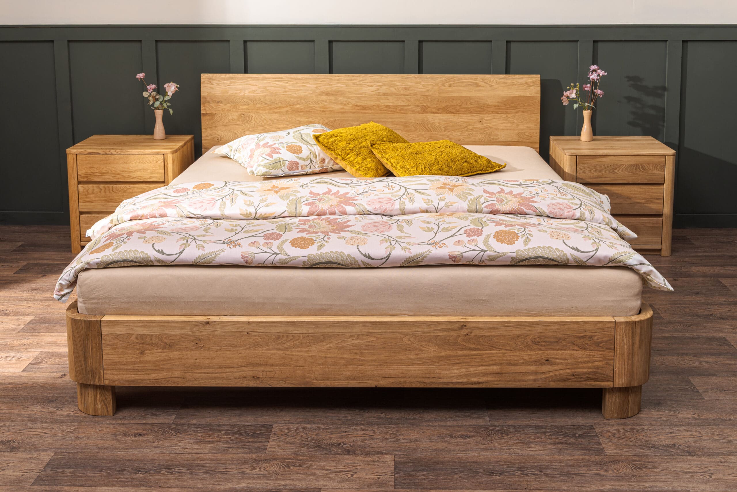 Skutočný masív, ktorý premení spálňu na elegantné útočisko. Dubová posteľ Lausanne Wild 180×200 cm z divokého duba vyniká výraznou kresbou a zaoblenými líniami. Štýlový základ spálne, ktorý spája prírodný materiál, komfort a poctivé spracovanie.