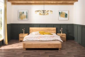 Skutočný masív, ktorý premení spálňu na elegantné útočisko. Dubová posteľ Lausanne Wild 180×200 cm z divokého duba vyniká výraznou kresbou a zaoblenými líniami. Štýlový základ spálne, ktorý spája prírodný materiál, komfort a poctivé spracovanie.