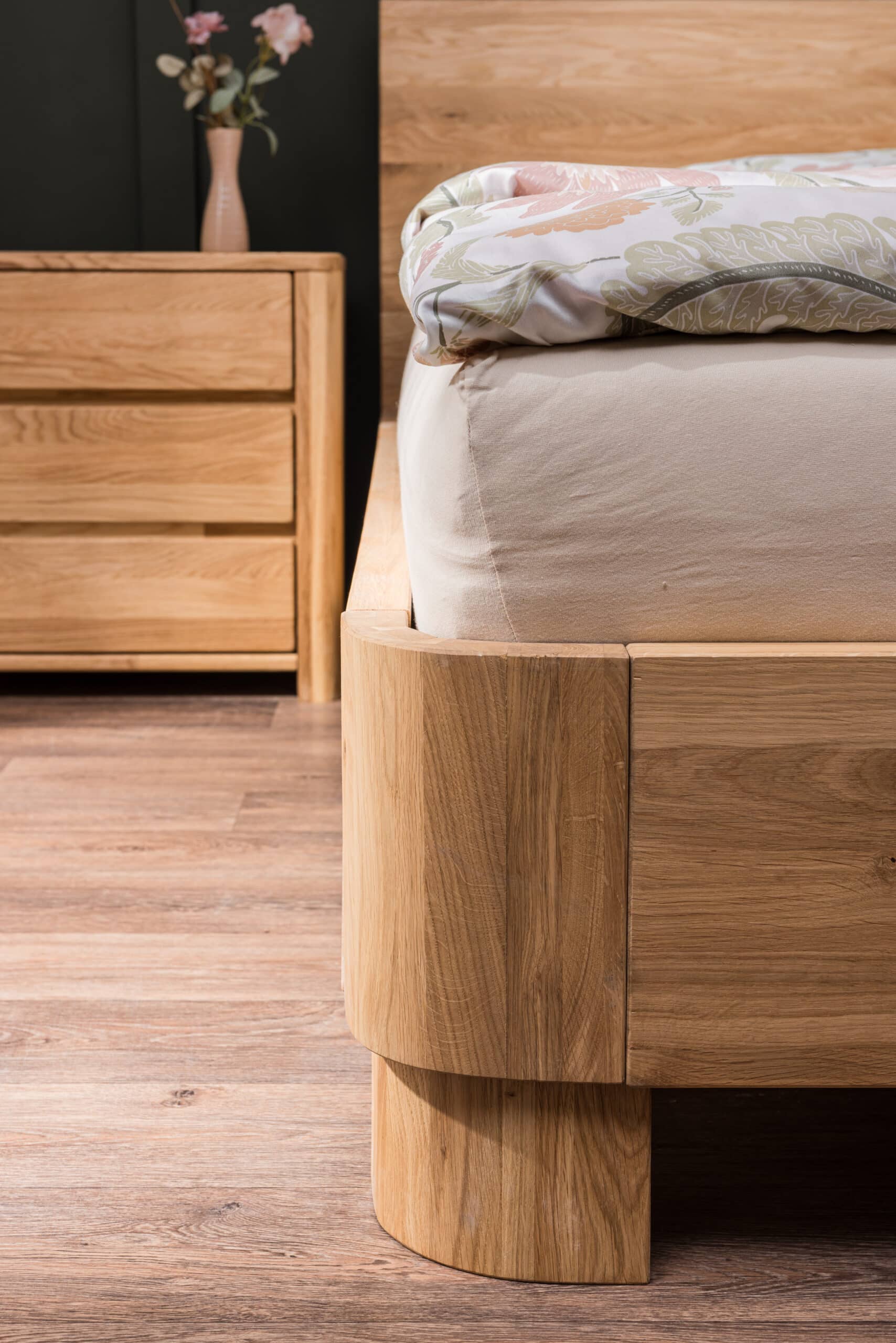 Skutočný masív, ktorý premení spálňu na elegantné útočisko. Dubová posteľ Lausanne Wild 180×200 cm z divokého duba vyniká výraznou kresbou a zaoblenými líniami. Štýlový základ spálne, ktorý spája prírodný materiál, komfort a poctivé spracovanie.