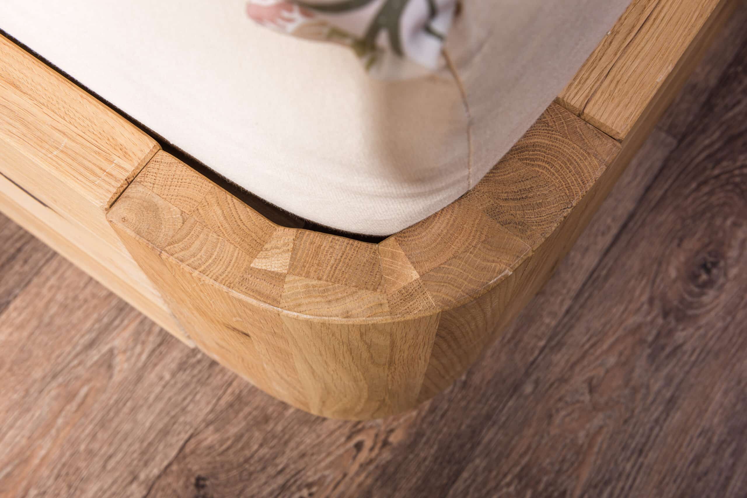 Skutočný masív, ktorý premení spálňu na elegantné útočisko. Dubová posteľ Lausanne Wild 180×200 cm z divokého duba vyniká výraznou kresbou a zaoblenými líniami. Štýlový základ spálne, ktorý spája prírodný materiál, komfort a poctivé spracovanie.