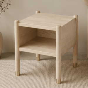 Walora natural prináša do interiéru harmóniu masívneho dreva a elegantných zlatých akcentov. Každý detail, od výraznej kresby jaseňa až po zaoblené nohy so zlatými koncami, podčiarkuje jeho osobitý charakter. Ideálna voľba pre útulnú a štýlovú spálňu.