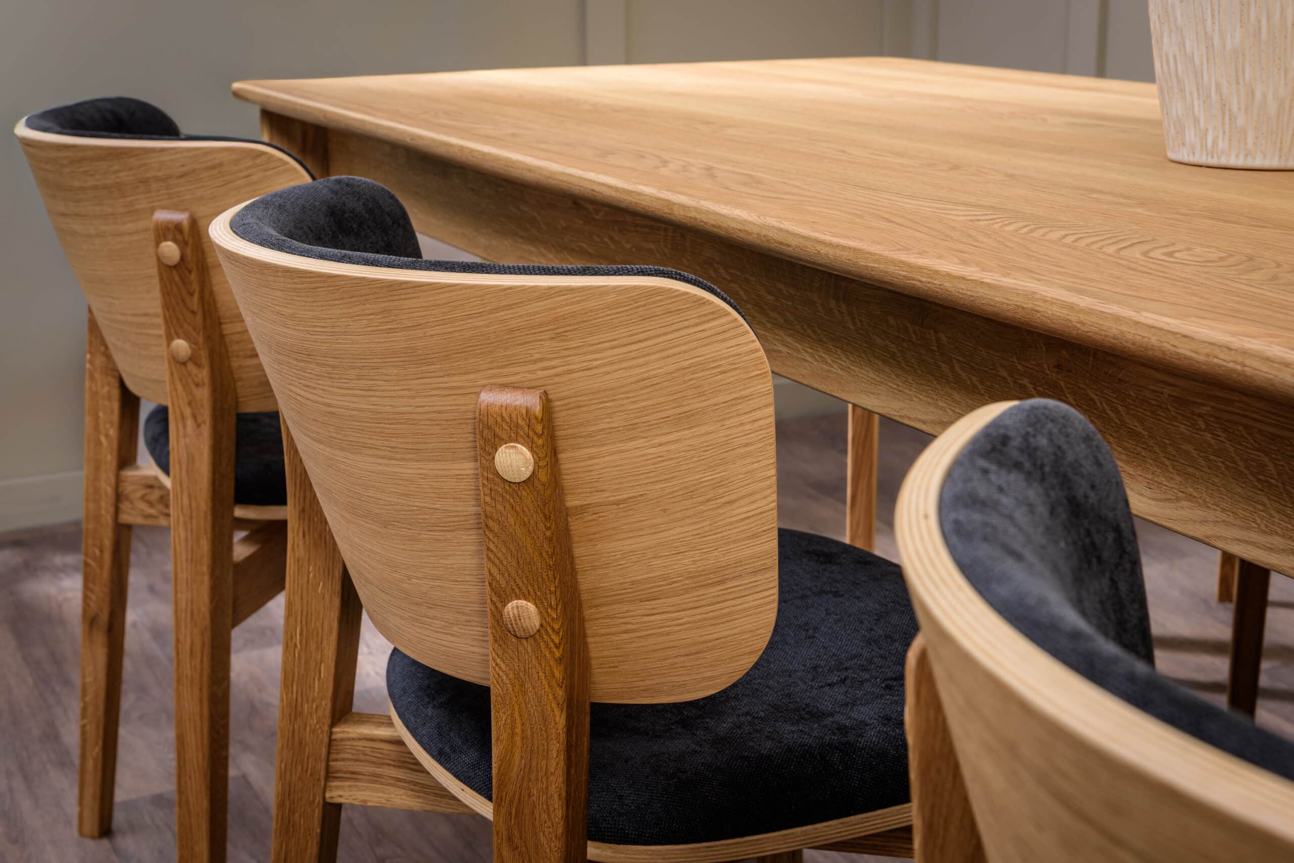 Dubový set stola Aura Elegant 180 a stoličiek Kodama čierna – Obrázok 5